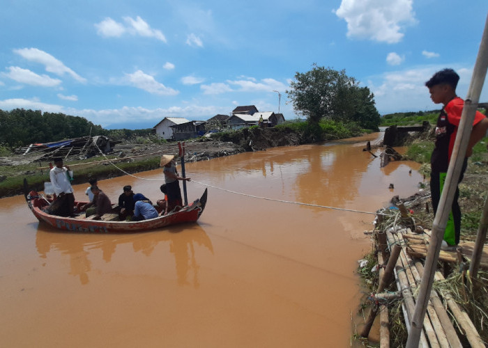 Jembatan Swadaya Sungai Beringin Putus, Ratusan Warga Mangkang Wetan Semarang Terisolasi
