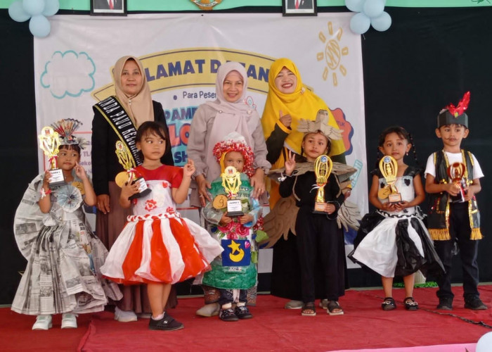 TK Negeri Pembina Margadana Kota Tegal Fashion Show Daur Ulang Sampah
