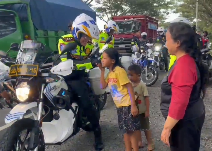 Kendarai Motor Patroli, Kapolres Semarang Sapa Warga Sembari Susuri Jalan Utama