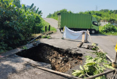 Jalan Ambles di Purwoyoso Semarang Telan Pemotor, Warga Tutup Total Akses Ngaliyan-Klampisan