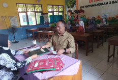 Ayah Mengambil Rapor di Batang,  Ipda Dedy Sempatkan Waktu Saat Tugas Amankan Nataru 2025