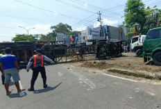 Truk Kontainer Terguling di Ngaliyan Semarang, Mobil Terbalik dan Lalin Hampir Putus Total 