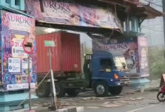 Truk Kontainer Hantam Gerbang PRPP Semarang, Petugas Turunkan Genteng untuk Amankan Pengendara