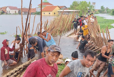 Warga Pabean Gotong Royong Perbaiki Tanggul Sungai Bremi Jebol