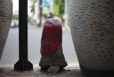Misteri Batu Merah di Simpang Gili Tugel Kota Tegal, Dikaitkan Perang Tanding Martoloyo-Martopuro