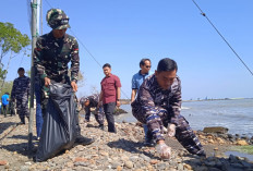 TNI AL Perangi Sampah yang Kepung Pantai Sigandu Batang
