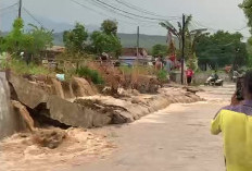 Tanggul Sungai Plumbon Jebol Dua Titik, Banjir Mendadak Rendam Permukiman di Tugu Semarang Sore Ini