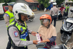 Unik! Polisi Bagikan Sebungkus Garam untuk Pengendara Tertib di Tegal, Operasi Patuh Candi 2026