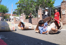 Lomba Trenggiling Kardus Warnai HUT RI ke-81 di Semarang, Aksi Bocah Hampir Masuk Selokan Bikin Suasana Pecah