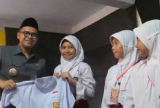 Tahun Kedua Faiz-Suyono, Siswa SD dan SMP Swasta Batang Ikut Dapat Seragam Gratis