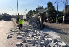 Tabrak 3 Kendaraan, Truk Hino Terguling di Pantura Plelen Batang, Empat Korban Alami Luka-luka