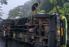 Truk Tak Kuat Nanjak di Ngaliyan, Mundur dan Terguling, Lalin ke BSB Dialihkan
