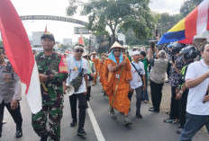 Tiba di Vihara Vajra Bumi Dharma Vidya Salatiga, 17 Biksu Thudong Disambut Taburan Bunga dan Pindapata
