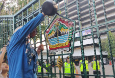 Massa Demo Kerusakan Lingkungan di Jawa Tengah Gelar Ruwatan di Depan Kantor Gubernur 