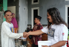 Warga Jatinegara Tegal Ramai-ramai Patungan untuk THR Korban Tanah Bergerak Padasari