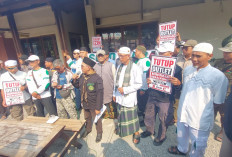 Massa Desak Pemkot Solo Tegas Berantas Miras Ilegal, Segel Simbolis Outlet Ruang Bahagia 