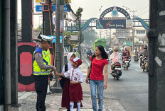 Polisi Sahabat Anak Polres Salatiga: Tos Tangan Kecil Itu Disambut Hangat AIPDA Agus Wahib