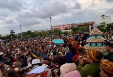 Ratusan Warga Berebut 7.000 Kue Ganjel Rel, Tradisi Semarang Sambut Ramadan 