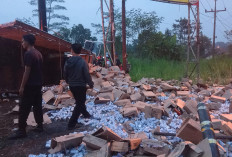 Rem Blong di Turunan Kopeng-Salatiga, Truk Muatan 8 Ton Susu Kaleng Terjungkal di JLS, Sopir Terjepit