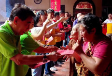 Bentuk Berbakti Kepada Orang Tua, Ribuan Lansia Antre Terima Angpao Imlek di Klenteng Tay Kak Sie Semarang