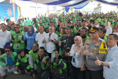 Zulkifli Hasan Bagikan Beras dan Uang Tunai ke Ratusan Ojol Pekalongan