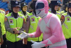 Power Rangers Warnai Aksi Nelayan Pati, Bersalaman ke Polisi Cairkan Ketegangan Unjuk Rasa