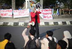Demo Mahasiswa Pecah di Pusat Kota Tegal, Kritisi Program Prabowo-Gibran