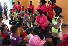 Bhayangkari Pekalongan Turun ke Lokasi Pengungsian, Salurkan Bantuan dan Beri Dukungan Psikologis 