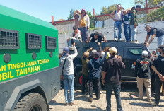 Pendukung Sudewo Hadang dan duduki Mobil Tahanan di Pengadilan Tipikor Semarang, Tuntut Pengawal KPK Minta Maa