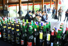 Tegaskan Aturan Peredaran Minuman Beralkohol, Satpol PP Solo Sita Ratusan Botol Miras