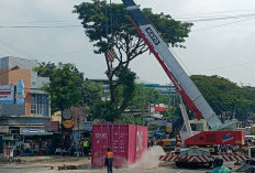 Truk Kontainer Terguling di Silayur Semarang, 3 Korban Luka Dirawat di RS Permata Medika