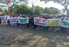 Pendukung Sudewo Gelar Aksi Damai di Depan Pengadilan Tipikor Semarang