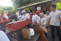 Ribuan Warga Padati Kediaman Jokowi di Hari Ulang Tahun ke-65, Pengayuh Becak Ikut Rayakan dan Terima Sembako