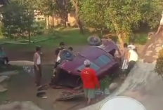 Diduga Hilang Kendali, Mobil Pribadi Terjun Bebas ke Pekarangan Warga di Leyangan Ungaran Timur