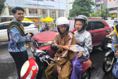 Basah Kuyup di Tengah Hujan, Denok Kenang dan Pegiat Wisata Bagikan 1.000 Takjil di Semarang