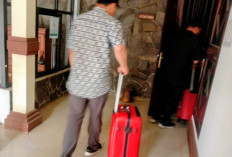 Usut Korupsi Bupati Nonaktif Pemalang, Penyidik KPK Geledah Kantor dan Bawa Tiga Koper Besar