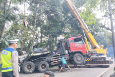Terjunkan Unit Crane, Evakuasi Truk Hino Muatan 35 Ton Terjungkal di JLS Salatiga Tutup Arus Solo-Semarang