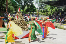 Joko Tingkir Naik Gethek dan Kirab Ketupat Meriahkan Grebeg Syawal di Solo