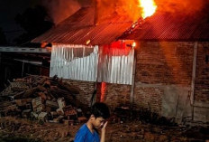 Dapur Penggorengan Kerupuk Terbakar, Damkar Tegal Berjibaku Cegah Api Meluas
