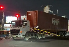 Portal Katrol Pasar Jerakah Semarang Roboh Diseruduk Truk Kontainer, Dishub Benarkan Insiden Dinihari
