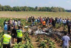 BREAKING NEWS: Pesawat Capung Jatuh dan Meledak di Blora, 2 Orang Dilarikan ke Puskesmas
