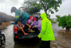 Banjir Satu Meter Merendam Kampung Goleng Kudus, Polisi Gerak Cepat Ungsikan Warga