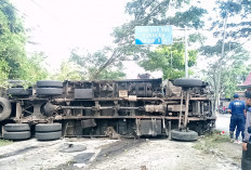 Truk Tronton Muatan 25 Ton Beras Rem Blong, Terguling di JLS Salatiga, Saat Dievakuasi Sopir Terjepit