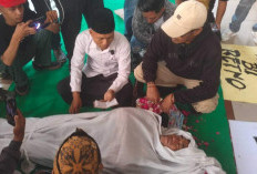 Usut Dugaan Suap, Massa AMPB Pilih 'Jalur Langit' Sumpah Pocong Tantang Hakim PN Pati