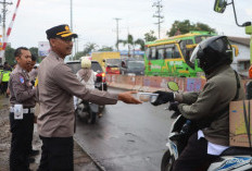 Mudik Aman 2026, Polisi di Tegal Kota Edukasi Pengendara di Jalur Rawan dengan Bagi Takjil
