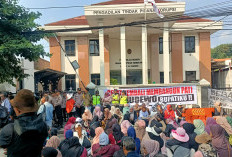 Relawan Sudewo Nyanyikan Yel-yel di Tipikor Semarang, Siap Kerahkan 5.000 Massa saat Putusan Sela