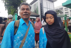 Sakura Wakili Ibu ke Tanah Suci, Kisah Jemaah Termuda Semarang Bikin Haru