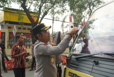 Sambut HUT ke-81 RI, Polres Tegal Tebar Bendera Merah Putih di Jalanan