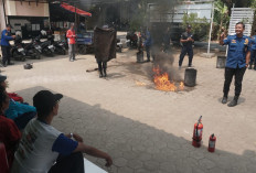 7 Kebakaran di Bong Cino, Damkar Pekalongan Latih Warga Kuryos Jinakkan Api