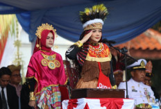 Memukau! Cantik Ibu Bupati Brebes Pakai Baju Adat Papua Saat Pimpin Upacara HUT RI di Kabupaten Brebes